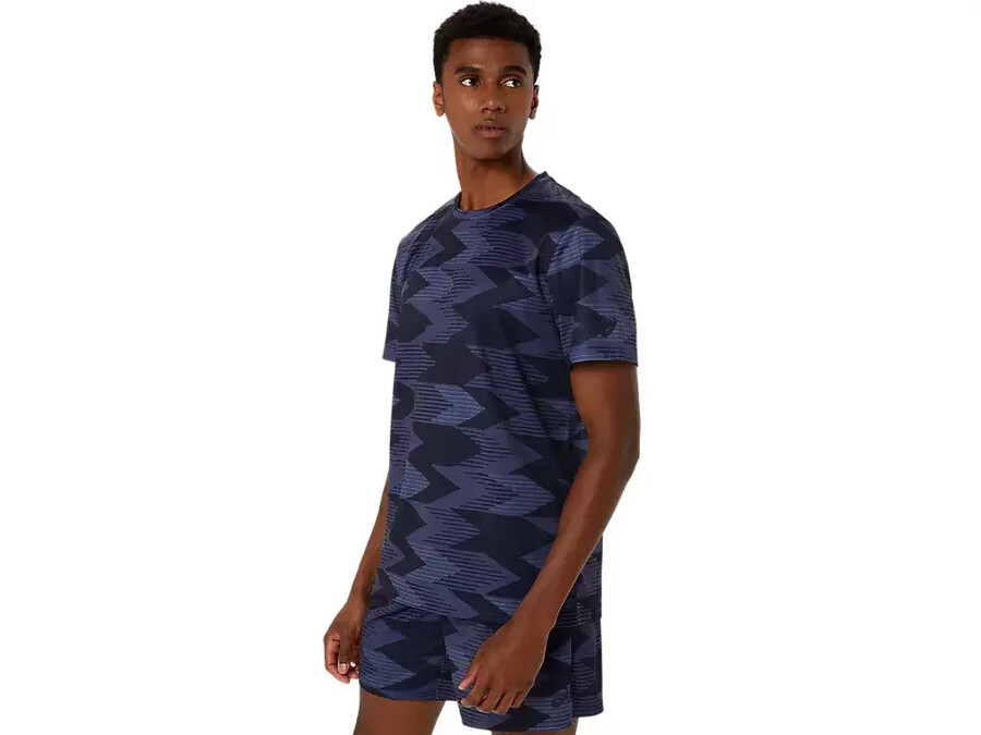saisonales kurzarm-top mit allover-print