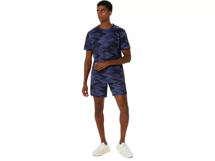 saisonales kurzarm-top mit allover-print